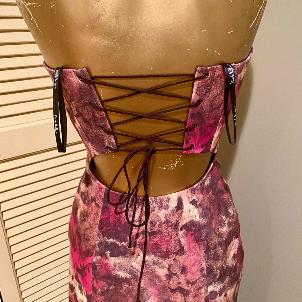 Nicole Miller NWOT strapless dress. Mini